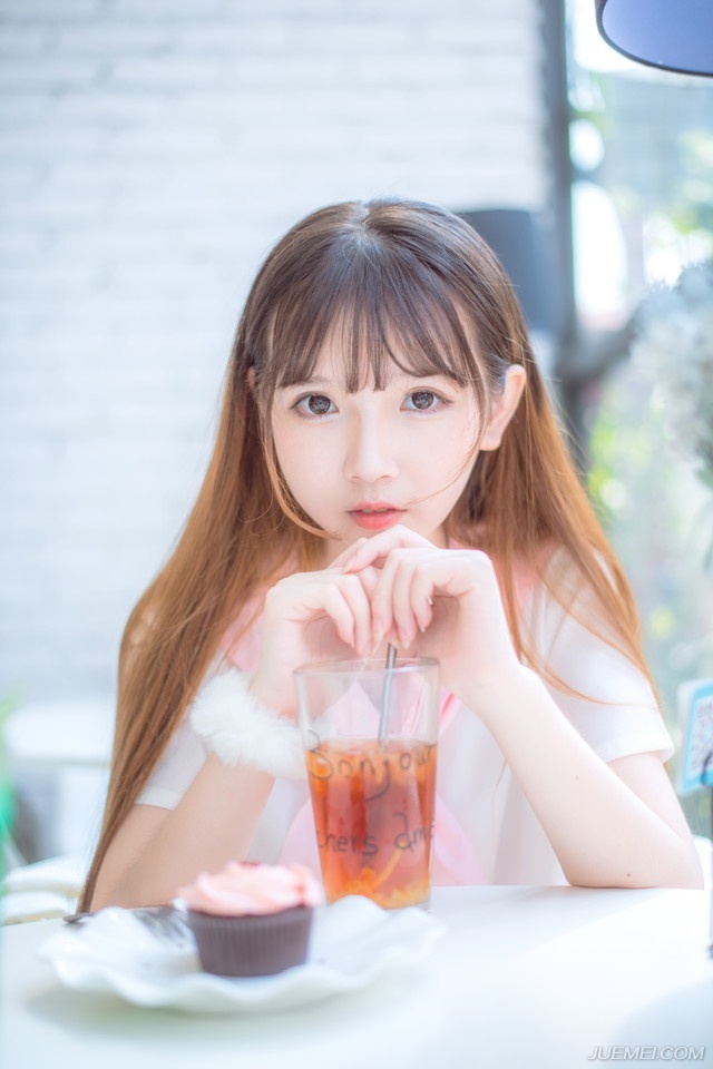 刘璝皱眉看了邓贤一眼，此时本该由他来拿主意才对，但邓贤却未经过他的同意，便已经直接越俎代庖，这让他面色有些不好看，却也无可奈何，按身份、按资历，邓贤不比他差。